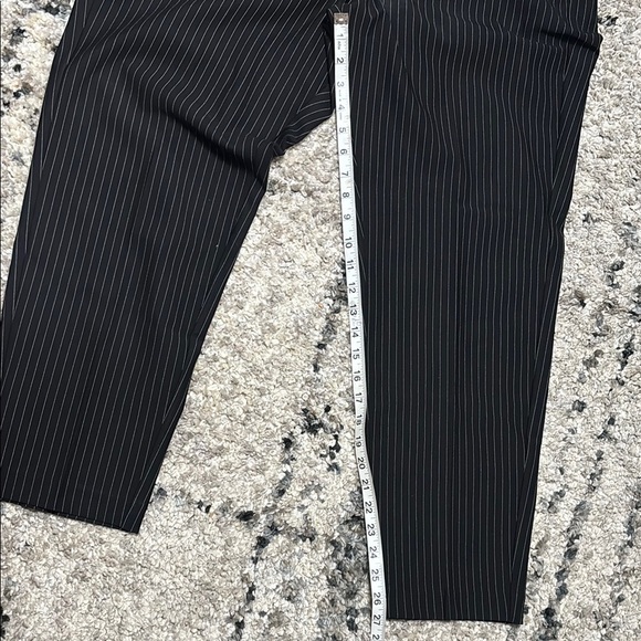Liverpool Black Capri Pants Structured Design - Picture 7 of 9